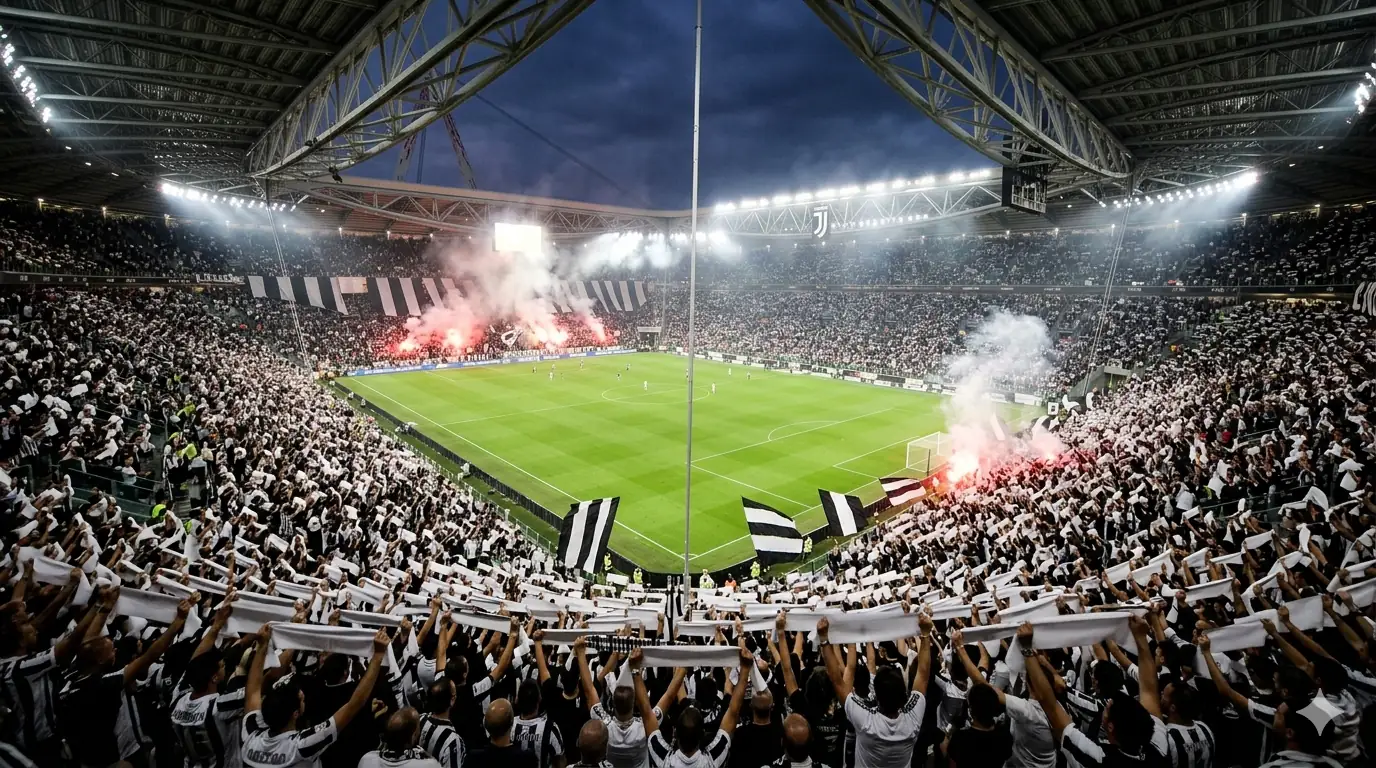 Juventus Stadium pieno di tifosi bianconeri con sciarpe di notte.